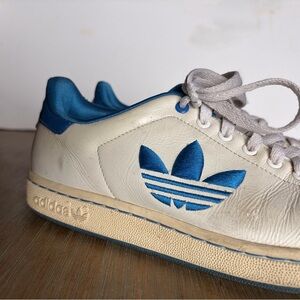 Vintage Adidas Stan Smith Sneakers in white with blue